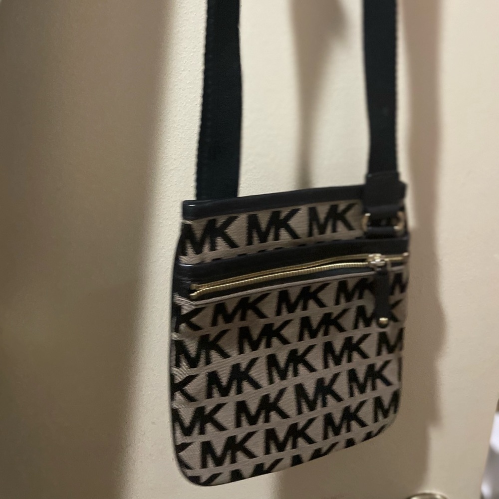 Micheal kors crossbody bag